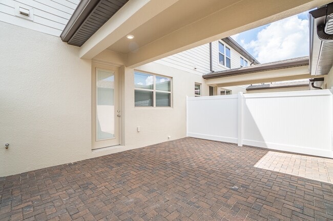 Building Photo - Energy Efficient 3/3 Townhome w/ 2 Car Gar...