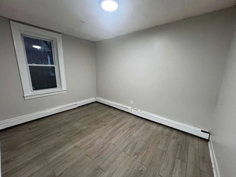 Building Photo - 545 E 38th St