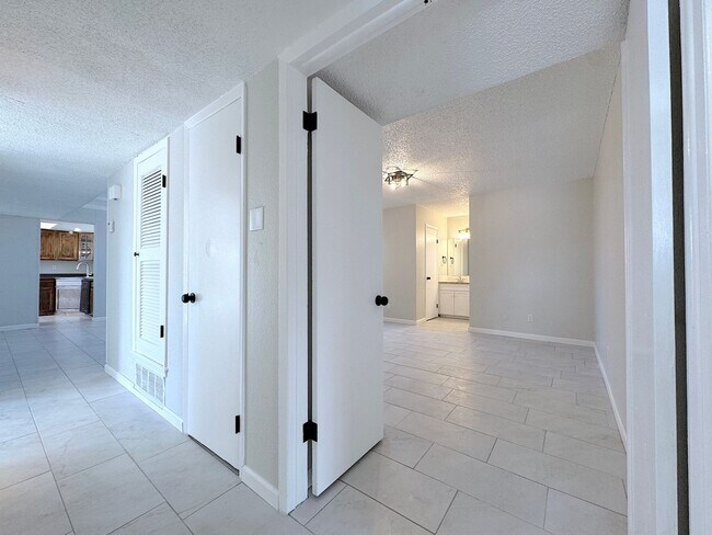 Building Photo - East El Paso 5bed/3Bath Refrig A/C with 2 Master Suites!