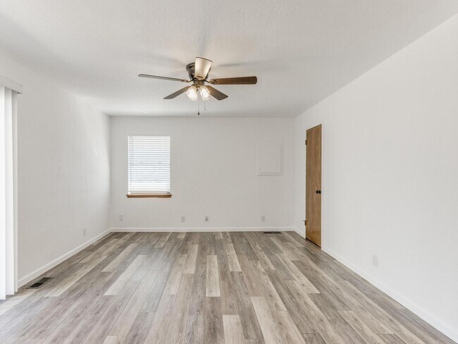 Building Photo - Beautiful 3bed/2bath Townhome Available in...