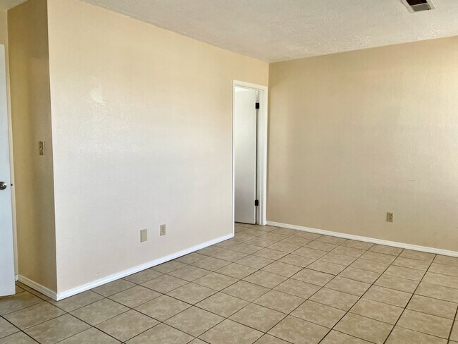 Building Photo - 472 Copper Dr NE