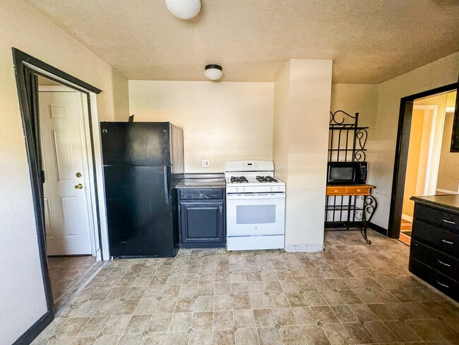 Building Photo - 1730 W Center St