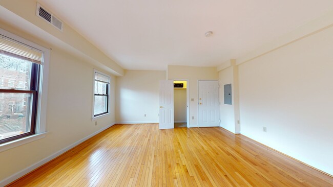 Building Photo - Sleek and Updated Studio Apartment W/Full ...