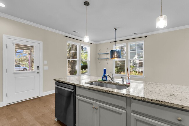 Building Photo - Stunning 3-Bed / 2.5-Bath Home in Park Cir...