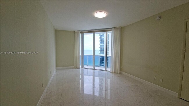 Building Photo - 15901 Collins Ave