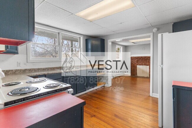 Building Photo - 240 Hillside St