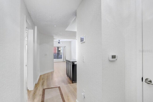 Building Photo - 2440 W Horatio St