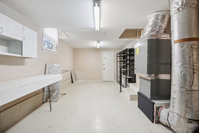 Building Photo - 8024 Regency Dr