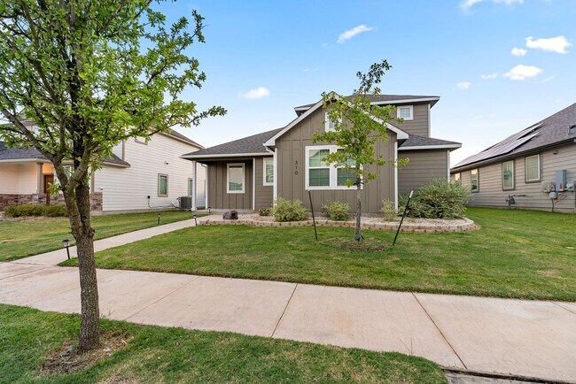 Primary Photo - Beautiful 4 bedroom, 3 bathroom home in Hu...