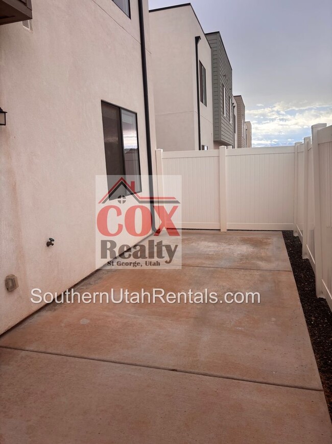 Building Photo - 3 bed | 2.5 bath | 2 car  townhome near Cr...