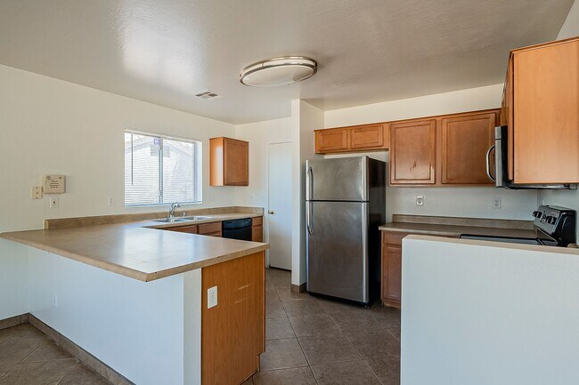 Building Photo - 4 Bedroom home for rent