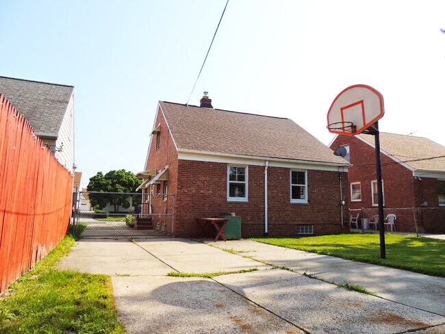 Building Photo - 3 Bedroom - 1.5 Bathroom Home for Rent!
