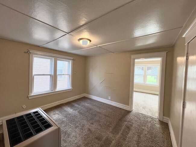 Building Photo - AVAILABLE JUNE - Upper 2 Bed 1 Bath in Billings Park Superior