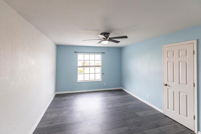 Building Photo - Rare 5 Bedroom Pool Home in Gated Community