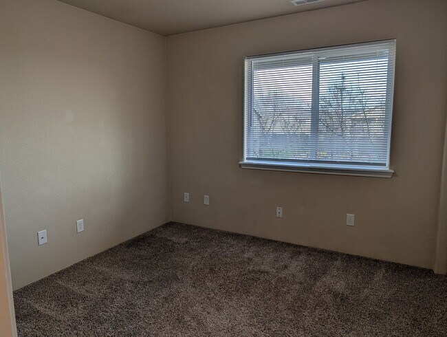 Building Photo - Clean and Updated 2 Bed, 2 Bath Upstairs Apartment in East Medford