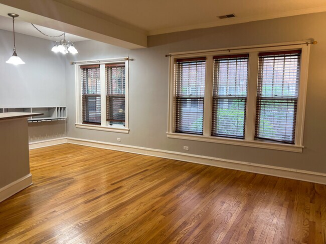 Building Photo - 219 N Oak Park Ave