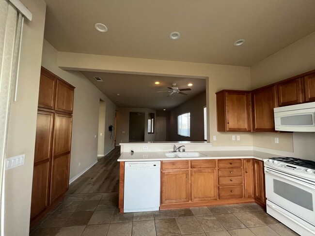 Building Photo - 2 bedroom 2 bath with bonus room/ office r...
