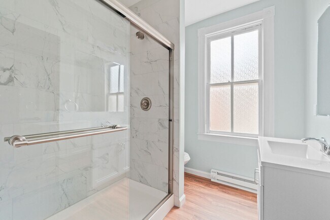 Building Photo - Spacious 6BR/2.5BA in CV AVAILABLE June 2026