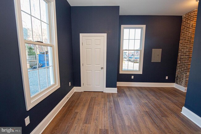 Building Photo - 106 Colonial Ct