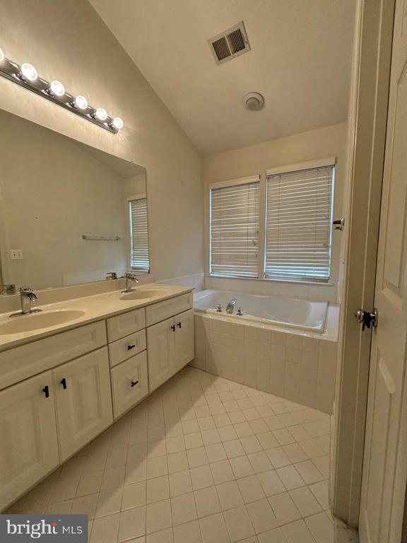 Building Photo - 4129 Fairfax Center Creek Dr