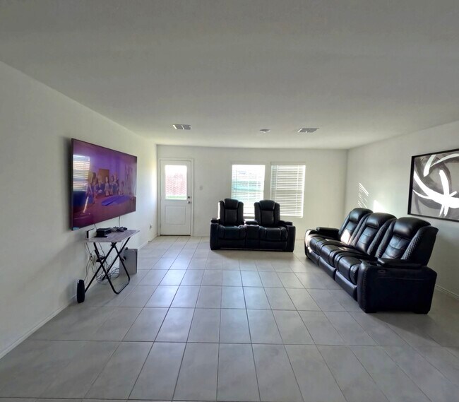 Building Photo - 2708 Starwater Dr