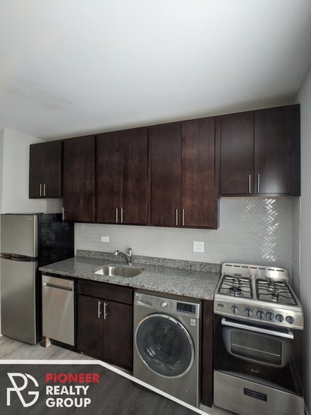 Primary Photo - 415 W Belden Ave
