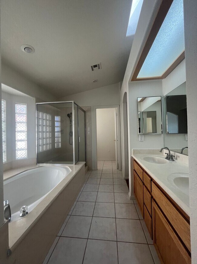 Building Photo - Lake front 3 bed 2 bth home in Helendale!