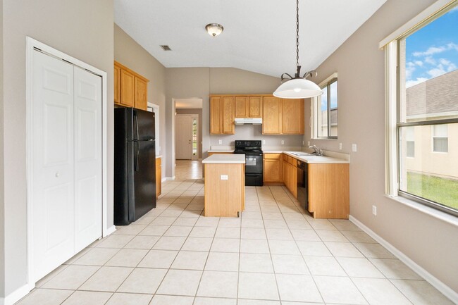 Building Photo - Nice 3/2 with Bonus Room in Oak Hammock Pr...