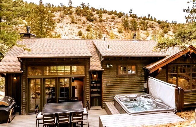 Building Photo - 738 Skyline Dr