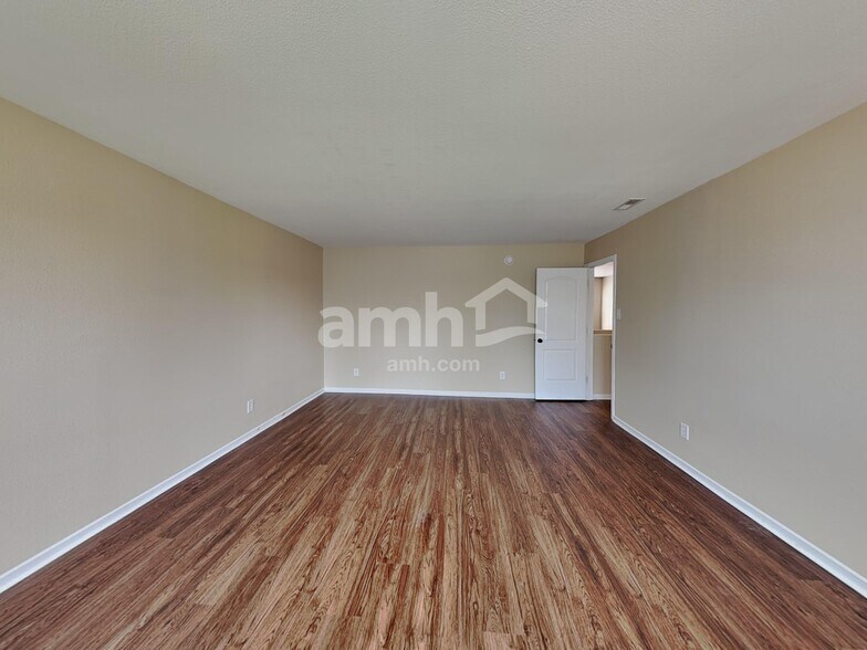 Building Photo - 3244 Underwood Dr
