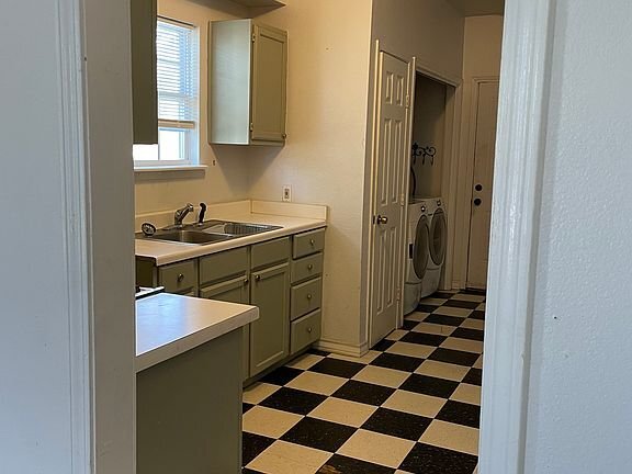 Building Photo - 411 E Lachapelle