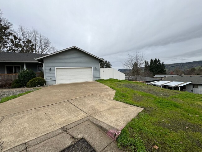 Building Photo - Green area 3 Bedroom 2 Bath with Garage