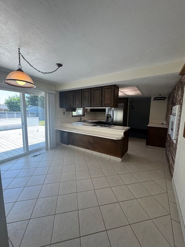 Building Photo - 3 bed 2 bath house with attached garage an...