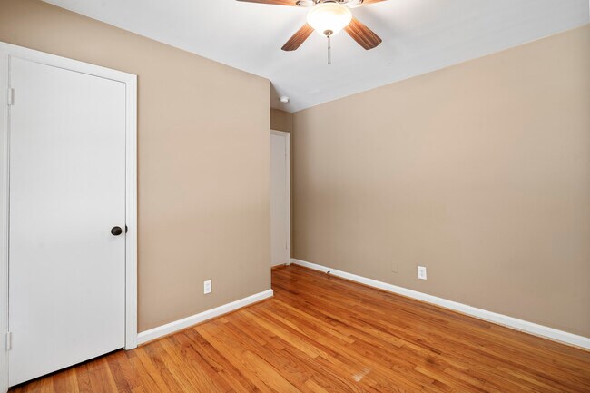 Building Photo - 3005 Pine Dr NE