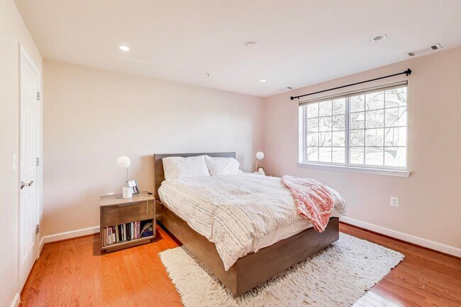 Building Photo - Light-filled 2bd/2ba right on S Four Mile Run $2850