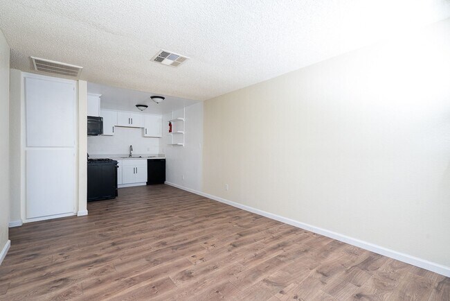 Building Photo - 2 Bed / 1 Bath Unit – Updated & Move-In Ready – Hemet