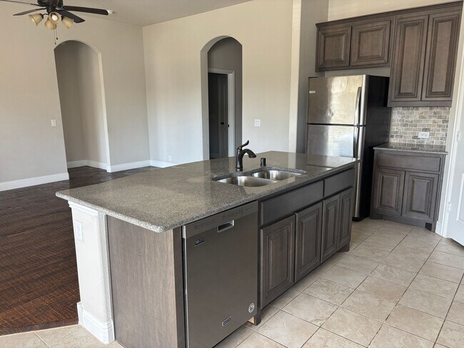 Building Photo - Beautiful 3/2/2 Minutes from Sherman's Town Center!