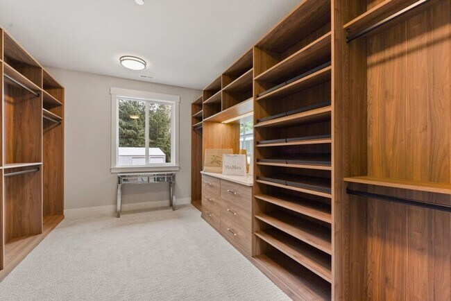 Building Photo - Luxury Bellevue Estate in Prestigious Bridle Trails For Rent
