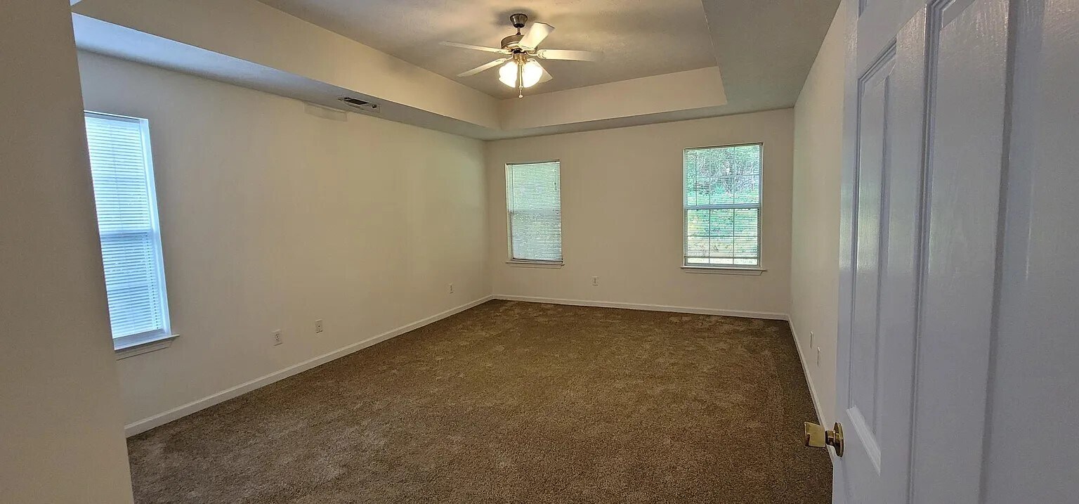 Building Photo - 5548 Silver Springs Dr