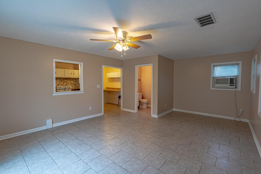 Building Photo - 9602 Shoshone way