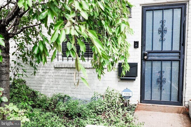 Building Photo - 2223 Payne Terrace SE