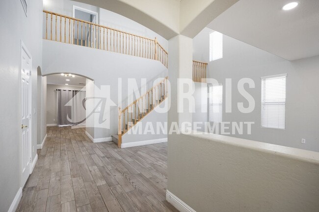 Building Photo - 1553 E Alba Dr