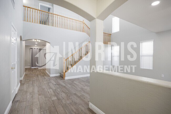 Building Photo - Beautiful Large Home w/A Pool