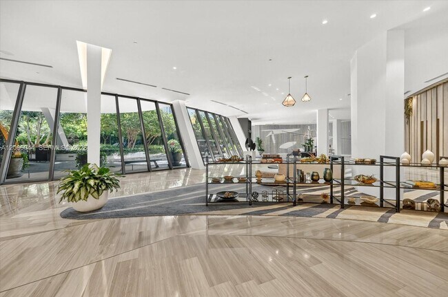Building Photo - 2821 S Bayshore Dr