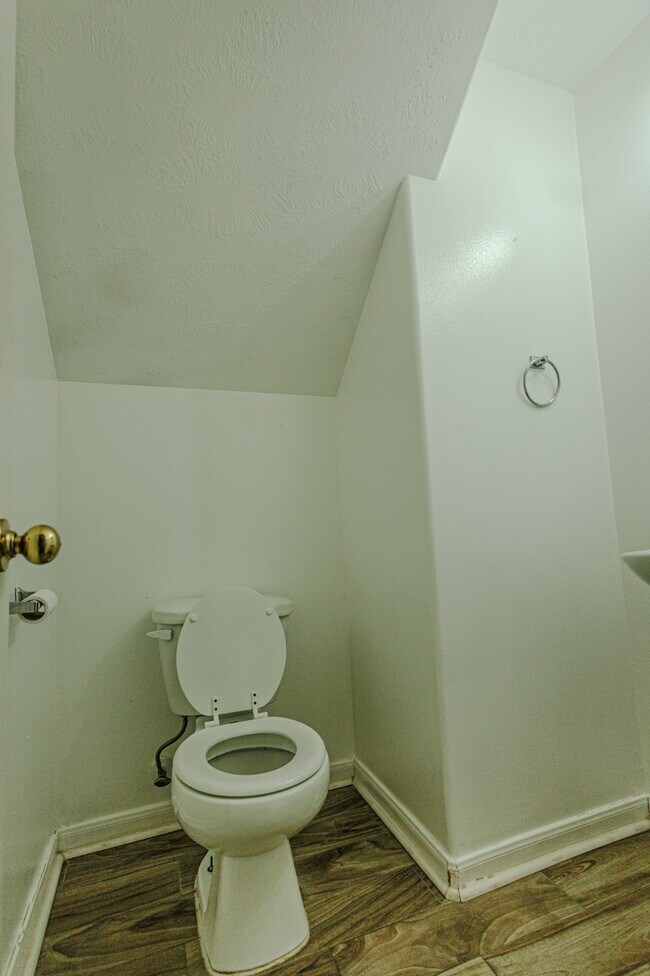 Building Photo - 19334 Strathmore Pl Ln