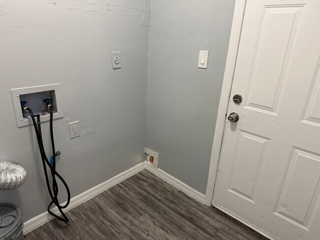 Building Photo - 3/2 Tampa Move In Ready !
