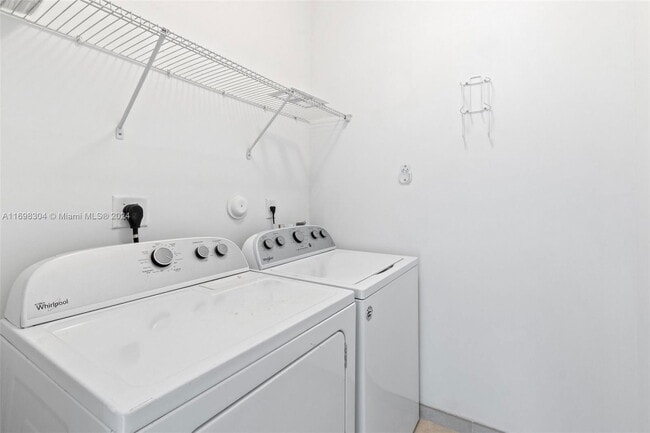 Building Photo - Northwest 61 Lane, Doral, FL 33178 - 4 BR 3.5 BA Townhouse