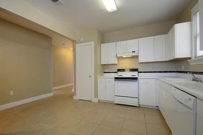 Building Photo - Upgraded and ready 5 bed 2 bath home next ...