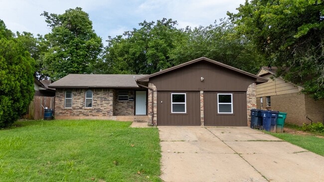 Building Photo - Cute 5 Bedroom House!