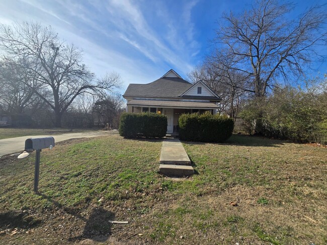 Building Photo - 3 Bed 1 Bath Home in Shawnee